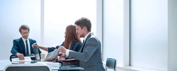 Empresarios se preparan para iniciar una reunión de negocios — Foto de Stock