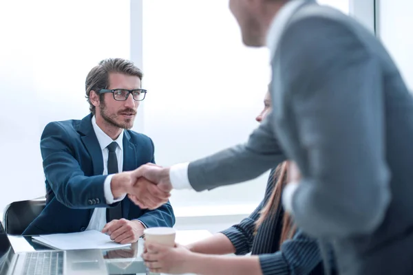 Zakencollega 's schudden handen op een zakelijke bijeenkomst. — Stockfoto