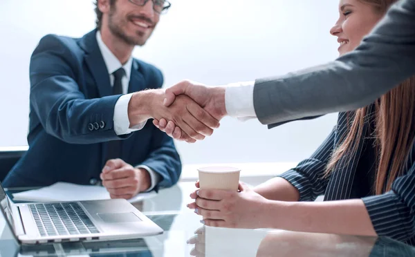 Gente de negocios estrechando la mano durante una reunión de negocios — Foto de Stock
