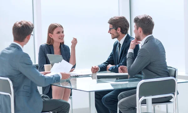 Empresaria mantiene una reunión con el equipo de negocios . — Foto de Stock