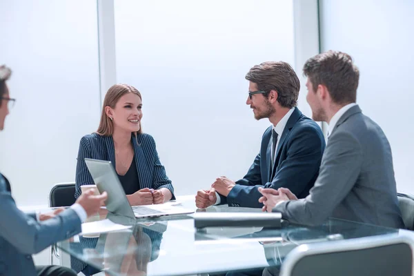 Empresaria mantiene una reunión con el equipo de negocios . — Foto de Stock