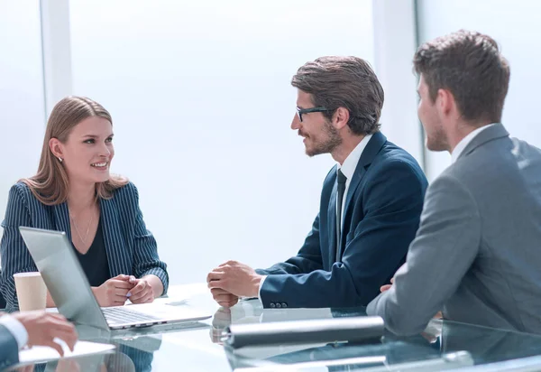 Empresarios que discuten ideas para un proyecto comercial conjunto . — Foto de Stock