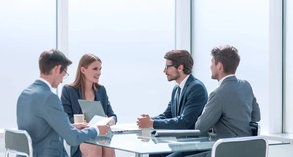 Equipe de negócios discutindo ideias para uma nova startup — Fotografia de Stock