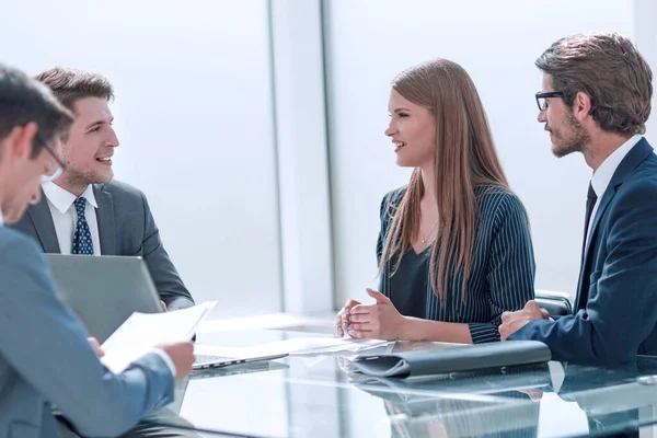 Geschäftsleute besprechen etwas bei einem Geschäftstreffen. — Stockfoto