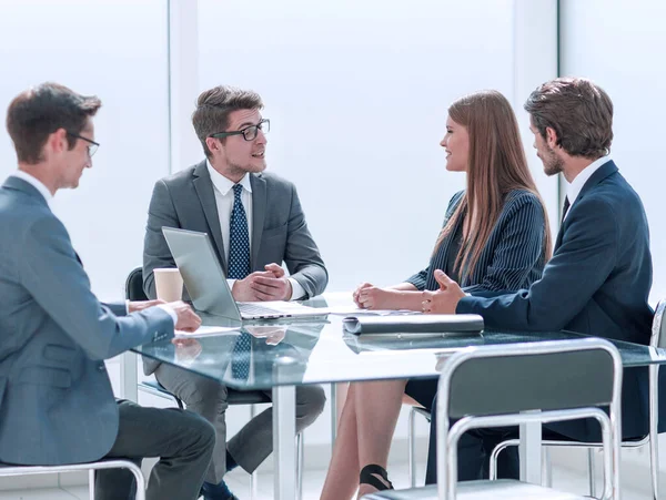 Hombre de negocios discutiendo algo con los empleados en una reunión — Foto de Stock