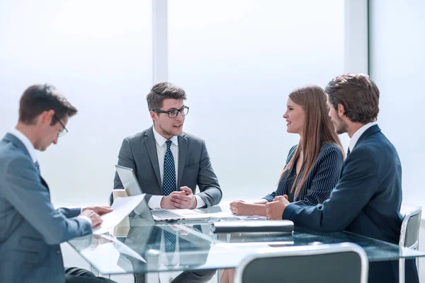 Hombre de negocios discutiendo algo con los empleados en una reunión — Foto de Stock