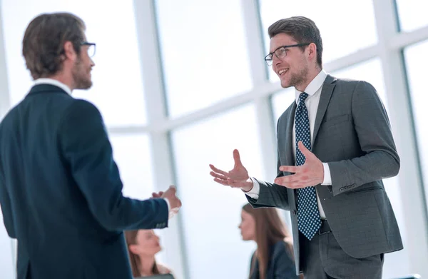 Colegas de negocios discutiendo nuevas ideas de pie en la oficina — Foto de Stock