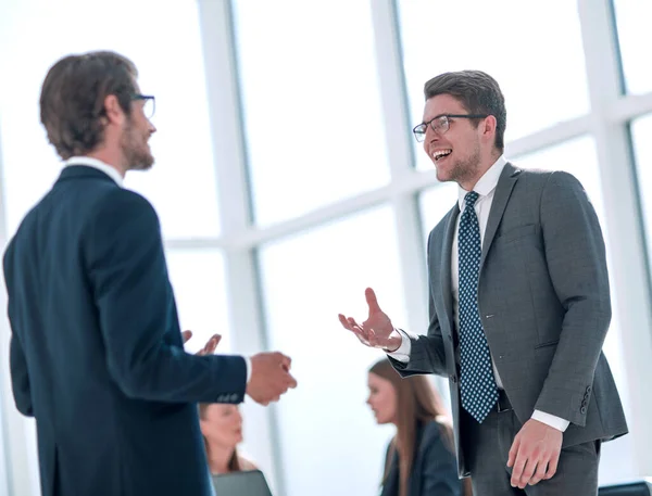 Affärskollegor diskuterar nya idéer stående på kontoret — Stockfoto