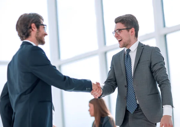 Affärskollegor skakar hand med varandra. — Stockfoto