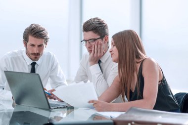 yakından dizüstü bilgisayar ekranına bakarak iş takım.