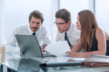 yakından dizüstü bilgisayar ekranına bakarak iş takım.