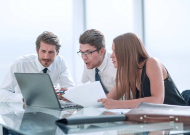 yakından dizüstü bilgisayar ekranına bakarak iş takım.