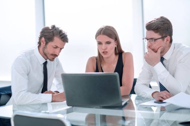 Genç çalışanlar ofiste bir video toplantısı düzenliyor.