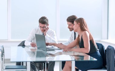 İş ekibi ofiste iş belgeleriyle çalışır..