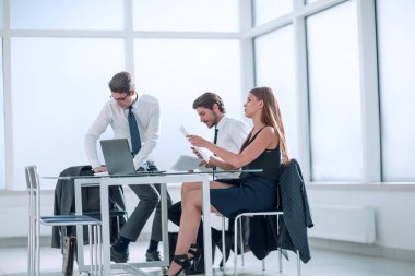 Modern bir ofisteki genç çalışanlar