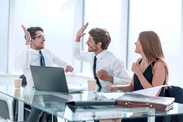 Feliz equipo de negocios sentado en la oficina Escritorio — Foto de Stock