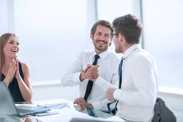 De cerca. empleados felices mostrando su éxito — Foto de Stock