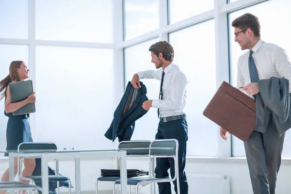 Giovani dipendenti stanchi alla fine della giornata in ufficio — Foto Stock