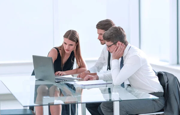 Jóvenes empleados discutiendo nuevas ideas en la reunión — Foto de Stock