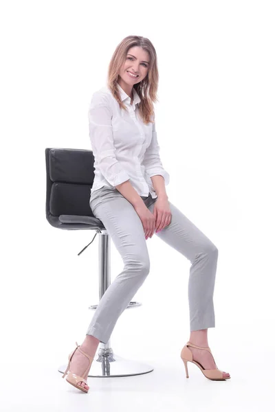 Zelfverzekerde moderne vrouw zittend op een stoel. geïsoleerd op witte achtergrond — Stockfoto