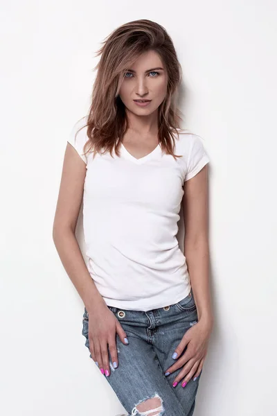 Feliz sorrindo bela jovem mulher em top branco e jeans — Fotografia de Stock