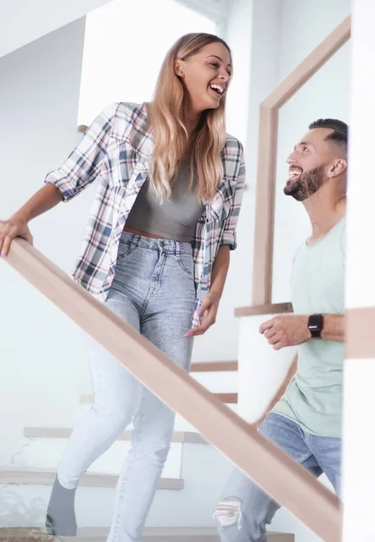Счастливая пара на лестнице в своей новой квартире . — стоковое фото