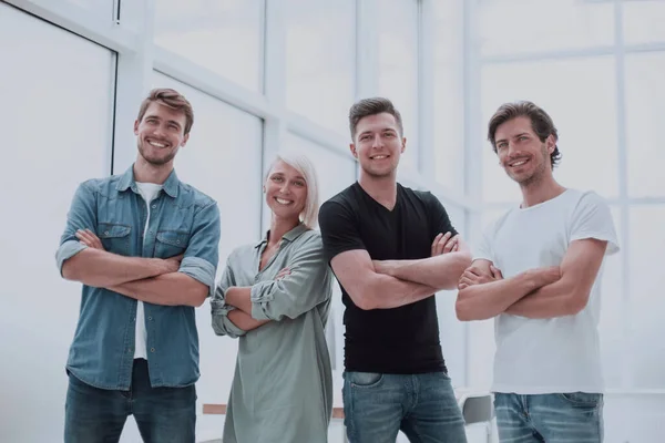 Grupo de jóvenes exitosos de pie en la oficina —  Fotos de Stock