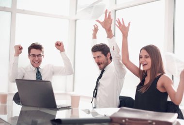 Masada oturan mutlu iş takım