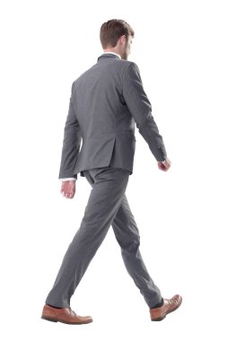 ciddi genç iş adamı güvenle ileriye gidiyor