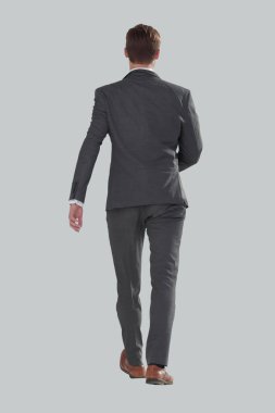 gülümseyen genç iş adamı güvenle ileri gider