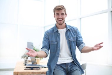 başarılı genç girişimci ofisine davet