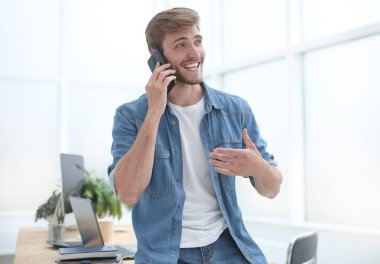 ofiste bir akıllı telefon konuşuyor genç girişimci