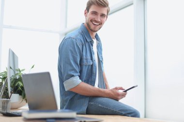 genç işadamı akıllı telefonubir kişi seçerek.