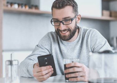 Kapat. Kahvaltıda e-posta okuyan adam