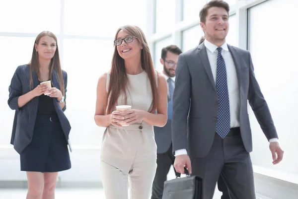 Employés dans le couloir du bureau pendant la journée de travail — Photo