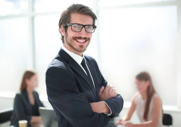 Retrato de un joven empresario confiado — Foto de Stock