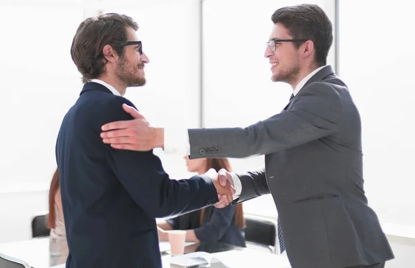 Uomo d'affari stringere la mano con il suo socio d'affari — Foto Stock