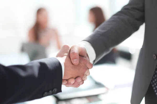 Az irodában lévő üzleti partnerek megbízható kézfogással — Stock Fotó