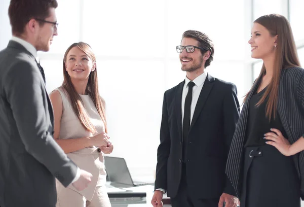 Mitarbeiter besprechen etwas, das im Büro steht — Stockfoto