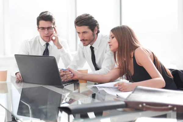 Business team diskuterar online-information på kontoret — Stockfoto