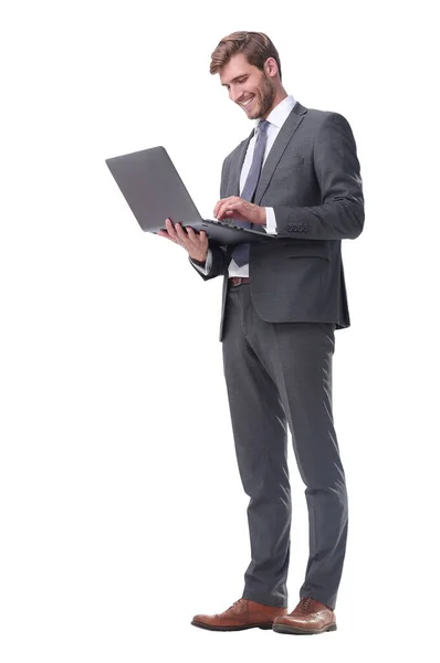 In vollem Wachstum. Geschäftsmann steht mit offenem Laptop — Stockfoto