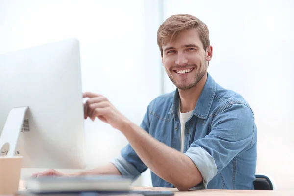 Geschäftsmann zeigt auf seinen Computermonitor. — Stockfoto