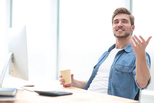 Vicino. felice giovane uomo d'affari guardando il suo schermo del computer . — Foto Stock