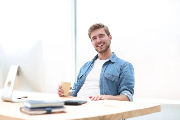 Vicino. felice giovane uomo d'affari guardando il suo schermo del computer . — Foto Stock