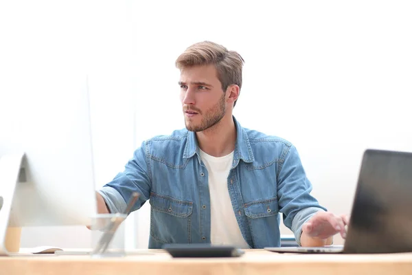 Közelről. fiatal üzletember ül a számítógép asztalán — Stock Fotó