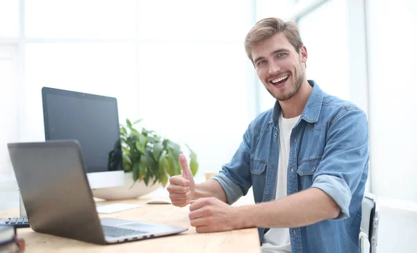 Boldog fiatal üzletember ül irodai íróasztal — Stock Fotó