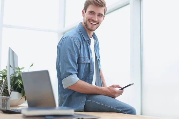 Joven hombre de negocios elegir un contacto en su teléfono inteligente . —  Fotos de Stock