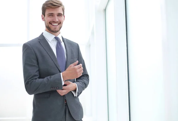 De près. jeune homme d'affaires concentré debout dans le bureau — Photo