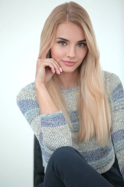 yakın kapatın. şık genç iş kadını bir sandalyede oturan