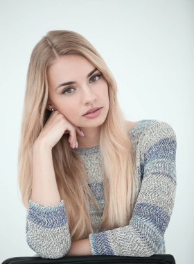 yakın kapatın. şık genç iş kadını bir sandalyede oturan